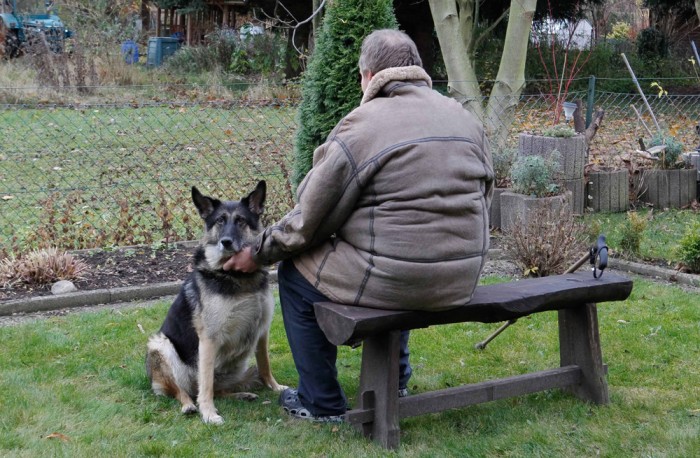 Die achtjährige Schäferhündin begleitet Karsten I. seit acht Jahren durchs Leben - und hat ihn oft vor schwierigen Situationen bewahrt. Foto: Rainer Surrey