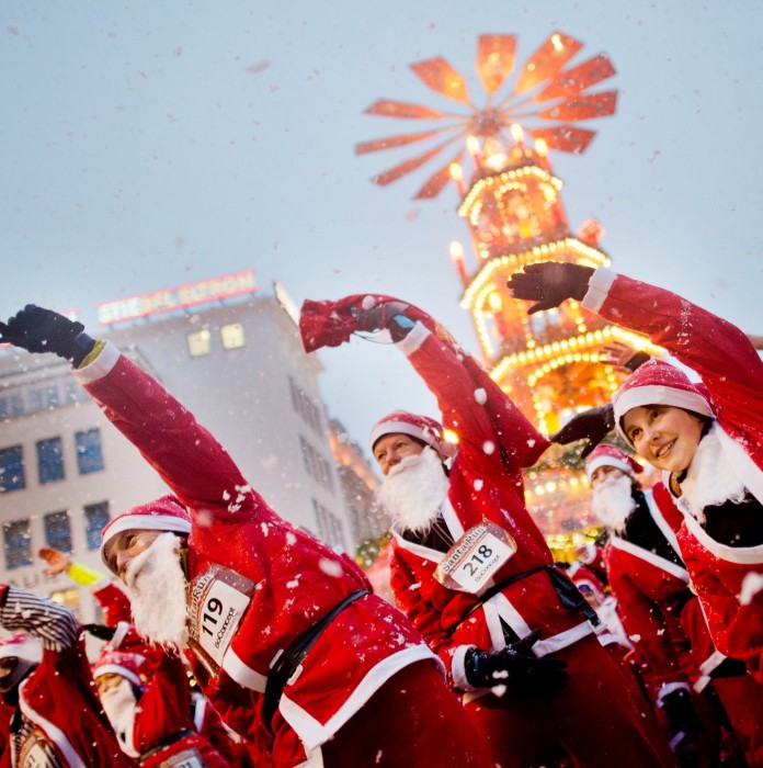 Weihnachtsmänner laufen durch Hannover