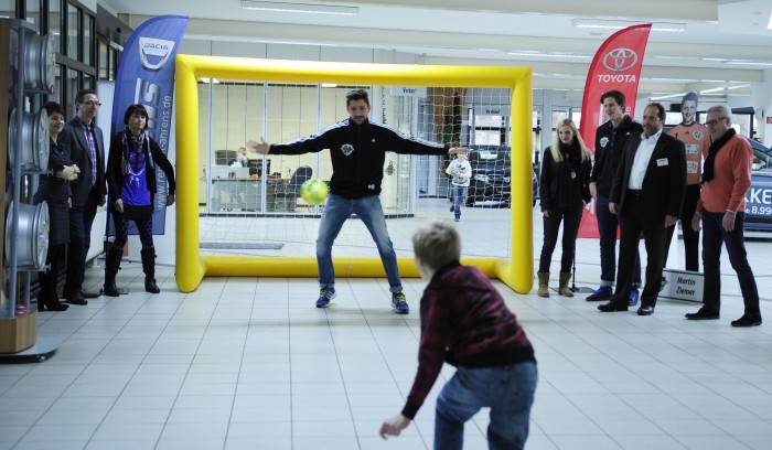 Beim 7-Meter-Werfen im Autohaus Ahrens kamen 275 Euro für die HAZ-Weihnachtshilfe zusammen. Foto: Alexander Körner