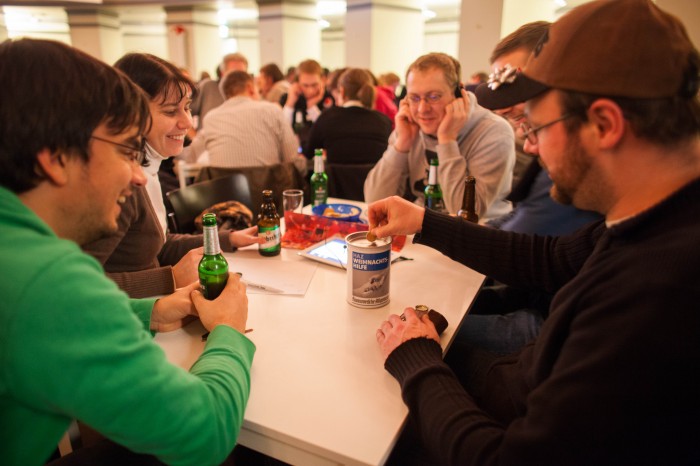 Tabletquizzen in der Schalterhalle des Anzeiger-Hochhauses für den guten Zweck.
