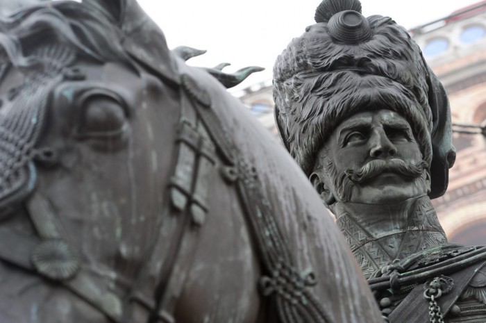 Der zweistündige Rundgang beginnt „Unterm Schwanz“, also am Ernst-August-Denkmal vor dem Hauptbahnhof, und führt zum Weihnachtsmarkt.
