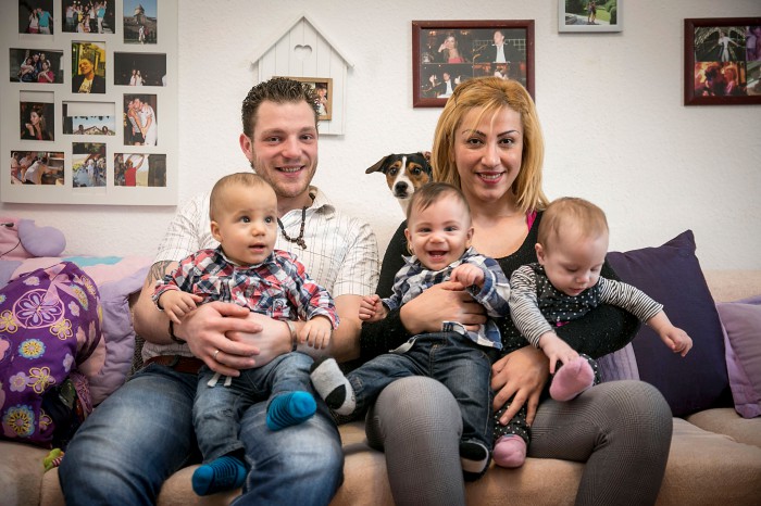 Ihr ganzes Leben dreht sich um die Drillinge: Benjamin und Tea L. mit Gianluca (links), Nevio (Mitte) und Mia (rechts) – und Terrier Vito. Foto: Hagemann