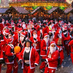 Hunderte Weihnachtsmänner laufen durch die City