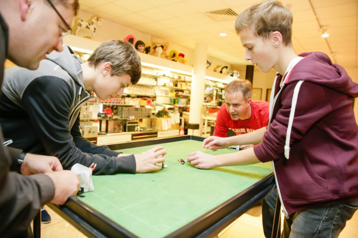 Hannover, 13.11.2015: Zocken für die Weihnachtshilfe bei Idee & Spiel Foto: Michael Wallmüller
