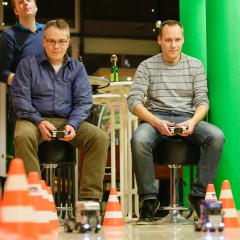 Spielende Hilfe von Väter und Söhnen