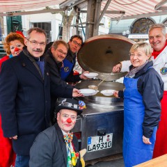 Suppe und Bratwurst für den guten Zweck