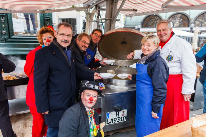 Der Lions Club sammelt auf dem Kröpcke mit Imbissbuden für die HAZ-Weihnachtshilfe. Foto: Philipp von Ditfurth