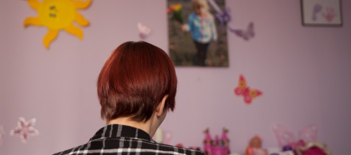 Ein Ort zum Trauern: Im Wohnzimmer hat die Familie eine Art Altar mit Hannahs Lieblingsspielsachen, Kerzen, Porzellanengeln und einem großen Foto eingerichtet. Foto: Kutter