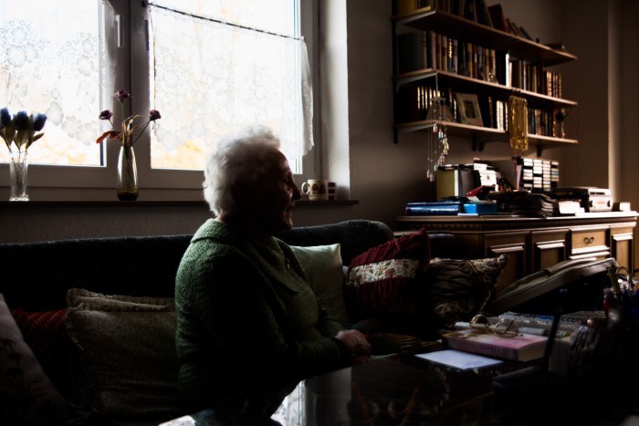 Pflegestufe? „Dafür bin ich offenbar noch zu fit!“: Die 94-jährige Helga Körbitz* lebt bescheiden in einer kleinen Wohnung, die aber immer teurer wird. Foto: Kutter
