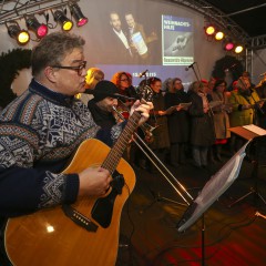 Politiker singen für die Weihnachtshilfe