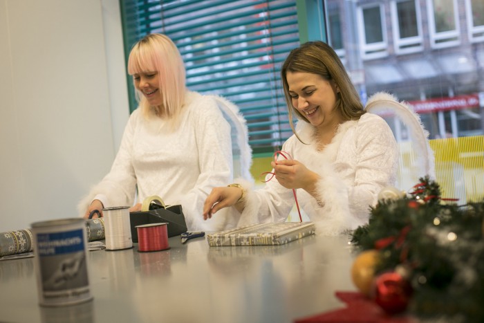 Weihnachtsengel Natalie und Martha packen in der HAZ-Geschäftsstelle die Einkäufe ein. Foto: Insa Cathérine Hagemann