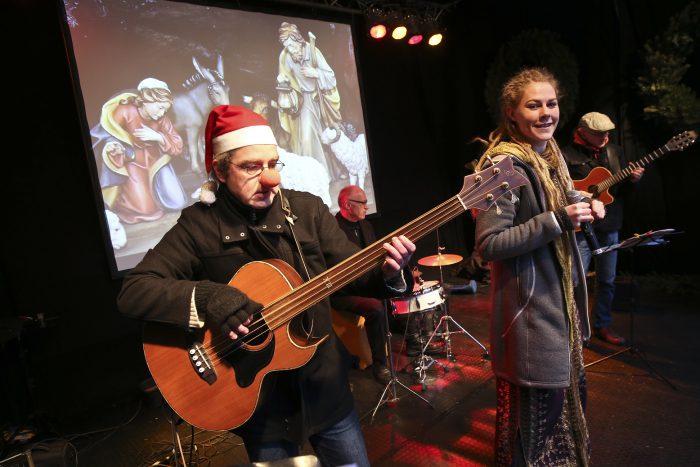 Die Band Le Canard Noir spielt auf dem Weihnachtsmarkt. Foto: Michael Thomas