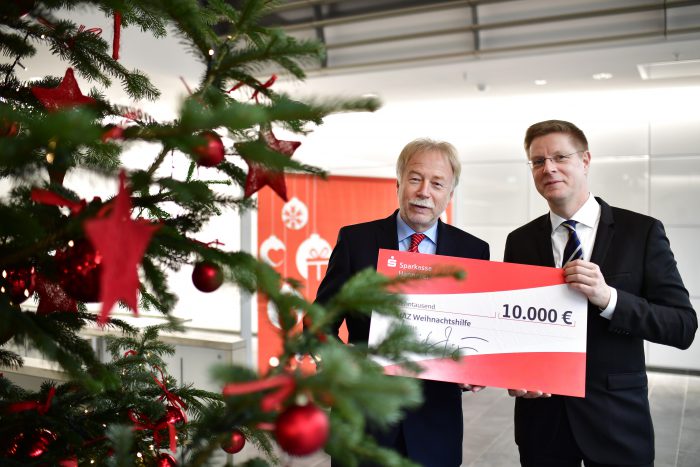 Dr. Heinrich Jagau übergibt für die Sparkasse eine Spende für die HAZ-Weihnachtshilfe an HAZ-Chefredakteur Hendrik Brandt. Foto: Körner