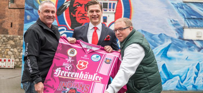 Jörg Vespermann, Geschäftsführer der Berufskraftfahrer-Akademie-Nord, spendet ein Trikot der Hannover Indians mit Autogrammen der Spieler für die Benefiz-Auktion. Foto: Dillenberg