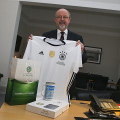 Benefiz-Auktion von Fotos und DFB-Trikot
