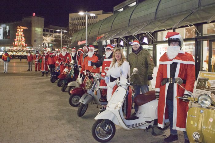 Der Vespa-Club Hannover sammelt Spenden für die Weihnachtshilfe. Foto: Franson