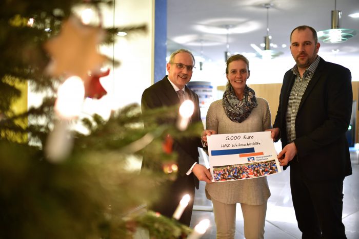 Hannover HAZ Weihnachtshilfe: Volksbank Hannover ueberreicht am 141216 5000 Euro (Foto/Alexander K?rner)