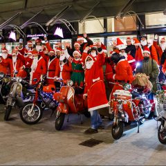 Achtung, Weihnachtsmänner fahren am Donnerstag Vespa