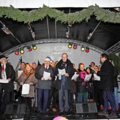 Die Stadtpolitik singt auf dem Weihnachtsmarkt