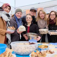 Die Fachschaft Sonderpädagogik sammelt beim Weihnachtsmarkt