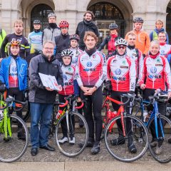 Radsportler sammeln Wunschzettel und Spenden