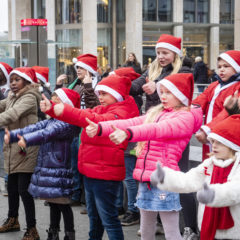 Schüler unterstützen Weihnachtshilfe mit Flashmob