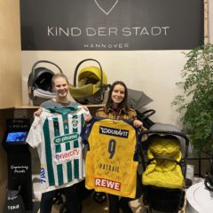 Trikotversteigerung zugunsten der HAZ-Weihnachtshilfe