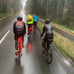 Trotz Regen und Schnee: Radprofis sammeln Spenden