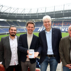 Tausende singen Weihnachtslieder für den guten Zweck im Stadion