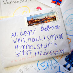 Eine Wanderung zum Weihnachtspostamt sorgt für Spenden
