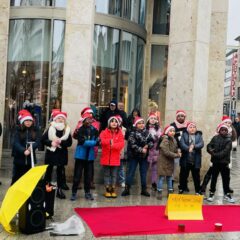Kinder der Fridtjof-Nansen-Schule sammeln singend Spenden