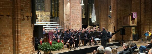 Weihnachtliche Kl&auml;nge des Feuerwehr-Blasorchesters in der Marktkirche