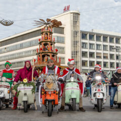 Vespa-Weihnachtsmänner schwenken Spendendosen