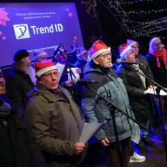 Der Chor der Wohnungslosen bittet singend um Spenden auf dem Weihnachtsmarkt