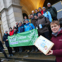 Wandergruppe trotzt dem Winter und sammelt Spenden