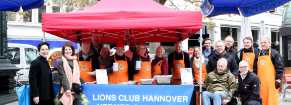 Lions Club verteilt am Kröpcke heißes Essen