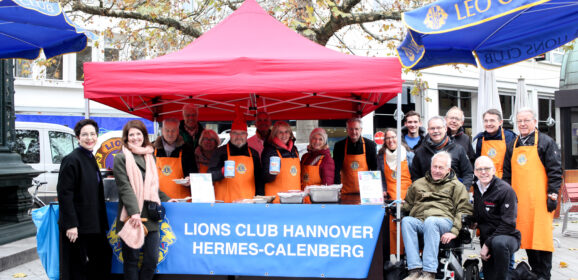 Lions Club verteilt am Kröpcke heißes Essen