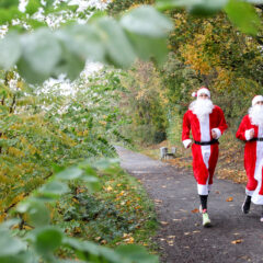 Nikoläuse laufen wieder für den guten Zweck