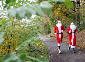 Nikoläuse laufen wieder für den guten Zweck