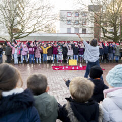 Drei Grundschulklassen helfen mit Weihnachtsliedern
