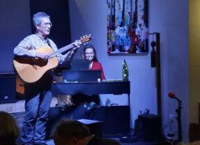 Musik und mehr mit Andy Reed bei der Offenen B&uuml;hne