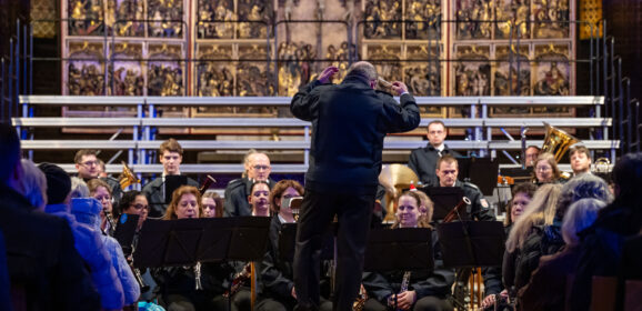 Das Orchester der Feuerwehr sorgt f&uuml;r mehr als 3700 Euro Spenden