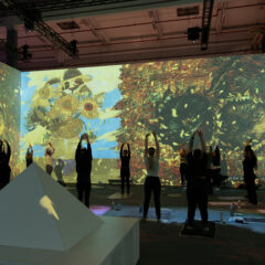 Pilates in der Kunstausstellung hilft der Spendensammlung